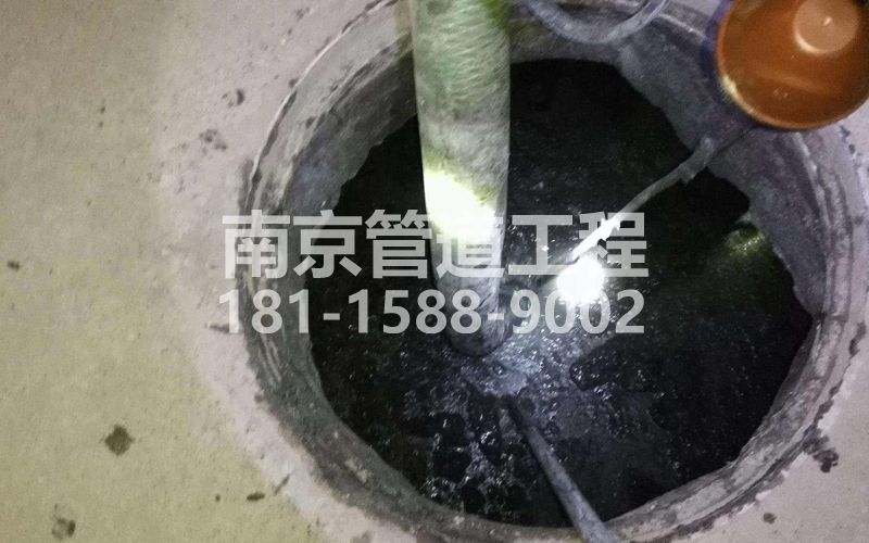 216铁匠营清理化粪池